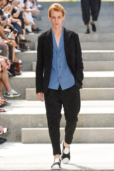 Look 16